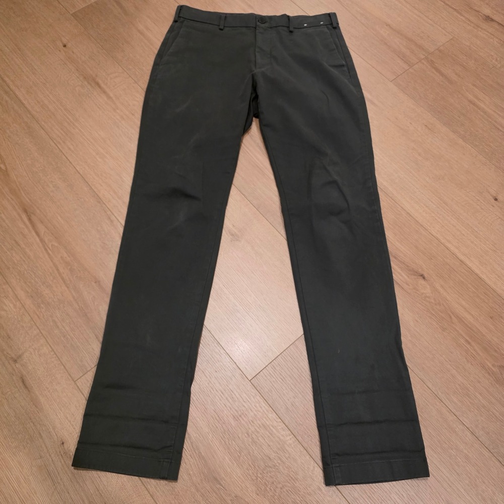 Uniqlo Slim Fit Chino Pants Mens Fits 32x33 Dark Olive Green Stretch Minimalist